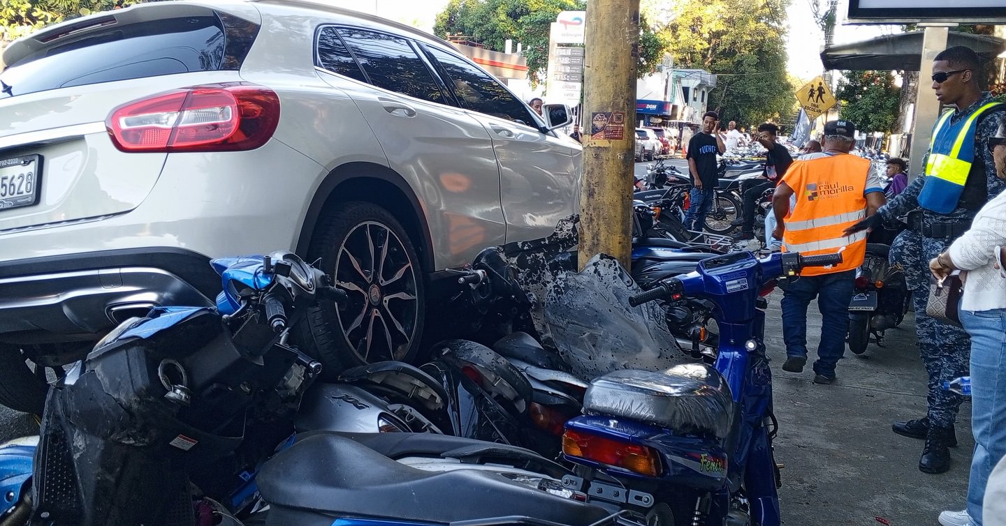 Conductor pierde el control y arrolla motocicletas en el Carnaval Vegano