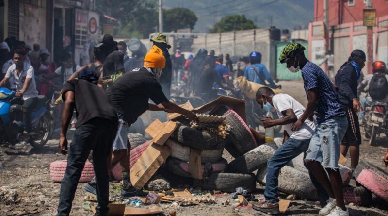 epa11555725 Demonstrators prepare a fire barricade during a protest against gang violence in the Solino neighborhood of Port-au-Prince, Haiti, 19 August 2024.  EPA-EFE/MENTOR DAVID LORENS