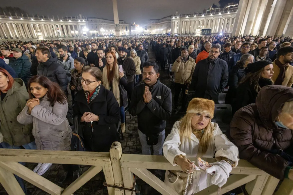 La gente se une al Cardenal Pietro Parolin, secretario de Estado del Vaticano, al rezar el rosario para el Papa Francisco en la Plaza de San Pedro en el Vaticano el 24 de febrero de 2025. Cardenales que viven en Roma, líderes de la Curia Romana y fieles se unieron a la oración nocturna. 